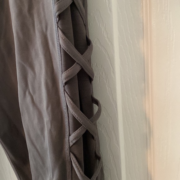 Yelete Active Grey Criss Cross Leggings - Picture 2 of 4